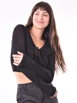 Remera negra de manga larga con escote en V y lazo ajustable en el centro.