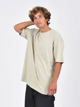 Remera negra de manga corta, con cuello redondo y calce amplio u oversize.