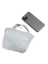 Bolso tote Under Armour color verde agua con logo estampado en blanco. Tiene doble asa de mano, bolsillo frontal de red con cierre y cierre superior.