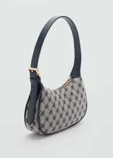 Bolso tipo baguette color beige con estampado de logos en marrón. Tiene asa corta ajustable, cierre de cremallera y forro interior.