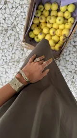 Brazalete ancho de bronce macizo con textura irregular.