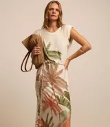 Vestido midi sin mangas, con cuello redondo, hombreras y lazo en la cintura. Presenta un estampado de cocoteros y aberturas en el bajo.
