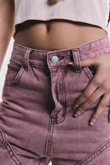 Pantalón denim cargo color rosa, de tiro medio y corte holgado.