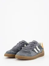 Championes deportivos Coolway modelo Goal, color azul con detalles en marrón y blanco. Confeccionados en serraje, con lengüeta de piel acolchada, cordones planos de algodón intercambiables y suela flexible de goma.