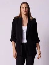 Blazer rojo de crepe marca Tahari, con cuello con solapa y abertura central. Largo de manga ¾ regulable con presilla y botón. Delantera con bolsillos y forro interno.