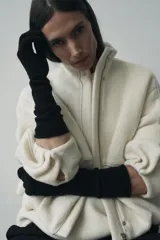 Guantes largos negros de punto fino, confeccionados en mezcla de viscosa y cashmere.