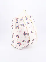Mochila de poliéster color crema con estampado de arcoíris, nubes y estrellas.