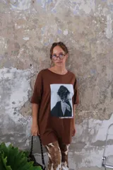 Remerón negro con estampa frontal de dos perros bulldog francés.