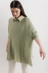 Sweater verde claro de viscosa, poliéster, elastano y lurex, de corte holgado y cuello redondo.