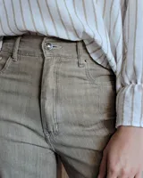 Conjunto de jean celeste compuesto por un top sin mangas y un pantalón de pierna ancha.