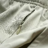 Short deportivo color gris con cintura elástica y logo estampado en la pierna.