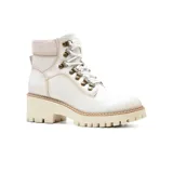 Botas de cuero sintético color blanco con caña media, acordonadas con herrajes metálicos dorados, cuello de punto acanalado y suela track con plataforma.