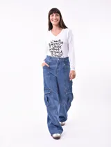 Remera negra de manga larga con estampa de flor en el frente.