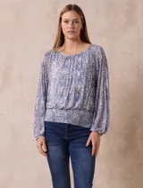 Blusa de microtul estampada, marca Harper, con forro interno a tono, mangas largas fruncidas y ruedo smock.