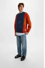 Pantalón de jean celeste de corte amplio, tiro medio y confeccionado en denim no elástico.