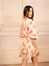 Short de tiro alto con volados y estampado paisley en tonos crema, naranja y terracota.