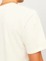 Camiseta color crema de manga corta y cuello redondo con estampado azul de un pollo cocinero.
