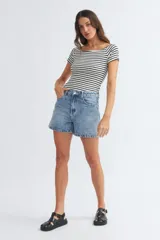 Remera fucsia de algodón con elastano, corte ajustado, escote off-shoulder y mangas cortas.