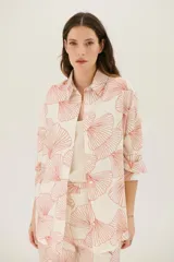 Camisa de manga larga color blanco con estampado de abanicos negros.