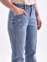 Pantalón de jean azul de corte oxford, tiro alto y bolsillos delanteros y traseros.