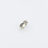 Anillo de plata 925 con detalle de hilo de oro entrelazado.