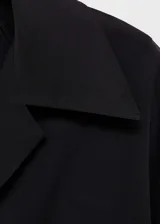 Camisa color crema de manga corta con tejido satinado, corte regular, cuello camisero y cierre delantero con botones.