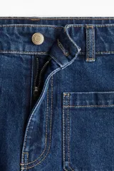 Short de denim azul de tiro alto con bolsillos delanteros y traseros. Cierre con botón y cremallera.
