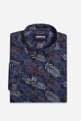 Camisa de hombre de manga larga con estampado de hojas en tonos azules, marrones y beige.