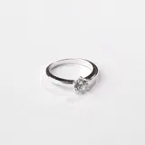 Anillo de plata 925 con circonia engarzada.