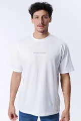 Remera blanca de corte oversize con estampado de coordenadas en el pecho.