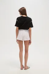 Short blanco de algodón con cintura elastizada y bordado floral en el ruedo.