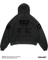 Hoodie negra de algodón con capucha, puños y cintura acanalados. Estampado en la espalda con el logo "nna", la frase "vinnare tour" y una lista de ciudades.