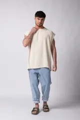 Musculosa oversize color crudo, tejida en lino con textura marcada y terminaciones deshilachadas.