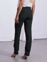 Pantalón blanco de gabardina elastizada, marca Zac & Rachel, con bolsillos delanteros y traseros.