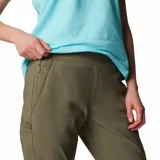 Pantalón de trekking color verde oliva, con cintura elástica, bolsillos laterales con cierre y puños ajustables. Confeccionado con tejido que repele la humedad y protege del sol.