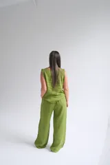 Pantalón palazzo color verde pistacho, confeccionado en lino italiano 100%, con cintura elastizada.