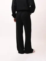 Pantalón palazzo negro de tejido de punto con cintura elastizada y cordón ajustable.