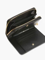 Billetera Tommy Hilfiger negra con cierre de cremallera y logo TH dorado en el frente.