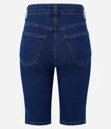 Bermuda femenina confeccionada en jeans, modelo new ciclista, con trabillas en la cintura, bolsillos y cierre delantero con botón y cremallera.