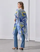 Kimono tejido de poliéster, marca Do Everything In Love, con mangas amplias estilo japonés y terminación de ruedo con borlas.