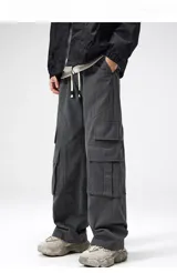 Pantalón cargo negro de corte ancho, confeccionado en gabardina de algodón. Presenta cintura elástica y regulable con cordón blanco, y múltiples bolsillos cargo laterales con costuras destacadas.