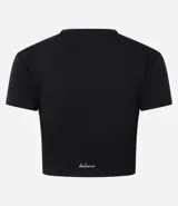 Remera cropped deportiva de poliéster y elastano, color blanco, con cuello redondo y mangas cortas.