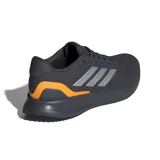Championes de running Adidas Runfalcon 5, color gris oscuro/negro con detalles en naranja. Presentan las tres franjas características de Adidas en gris y un refuerzo naranja en el talón. La entresuela lleva la inscripción "CLOUDFOAM".