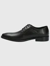 Zapato de vestir formal de cuero negro, con cordones y suela de goma.