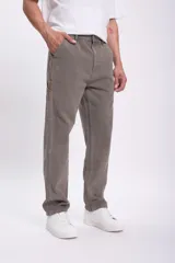 Pantalón de trabajo color gris topo, de corte recto y tiro medio, con múltiples bolsillos y presilla lateral para herramientas.