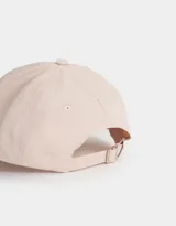 Gorra de béisbol color rosa pálido con bordado frontal que dice "GET UP & TRAVEL".