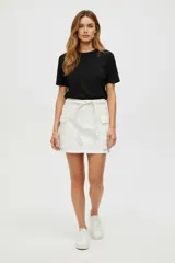 Minifalda blanca de algodón con bolsillos cargo laterales y cinturón de lazo.