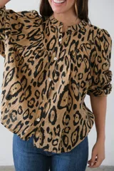 Camisa color camel con estampado animal print en negro, cuello mao y mangas largas con puños abotonados.