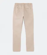 Pantalón de corte slim color beige, confeccionado en sarga de algodón con elastano. Cuenta con cintura elástica ajustable con cordón interno, cierre con botón y cremallera, y bolsillos laterales y traseros.