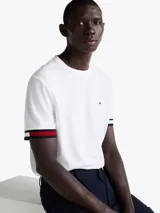 Remera blanca de algodón con cuello redondo y mangas cortas con puños de punto canalé con rayas Global Stripe en rojo, blanco y azul.